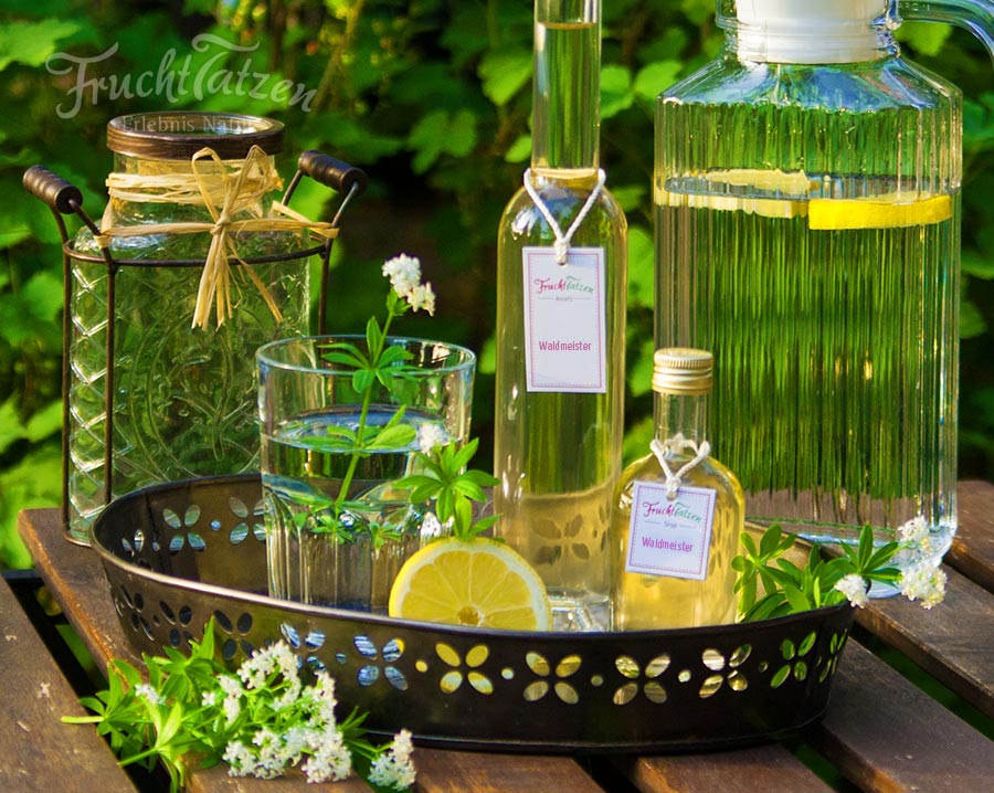Marmelade und Sirup als Geschenk - Waldmeister-Sirup
