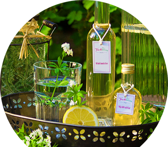 Marmelade und Sirup als Geschenk - Waldmeister-Sirup
